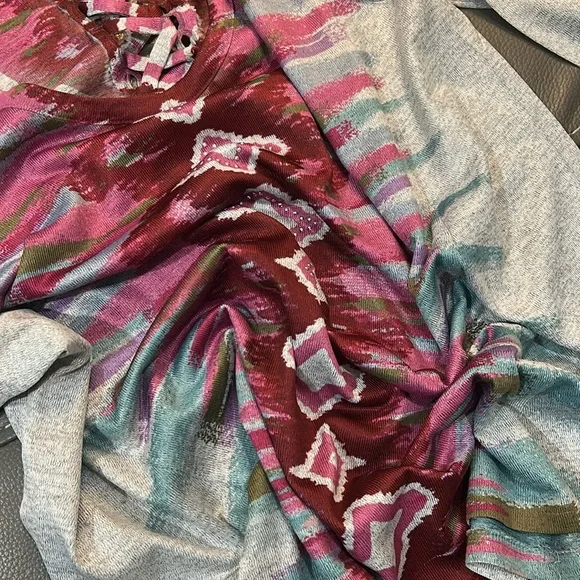 Latitude 10° Multicolor Top NWOT. Size XL. - Picture 5 of 5